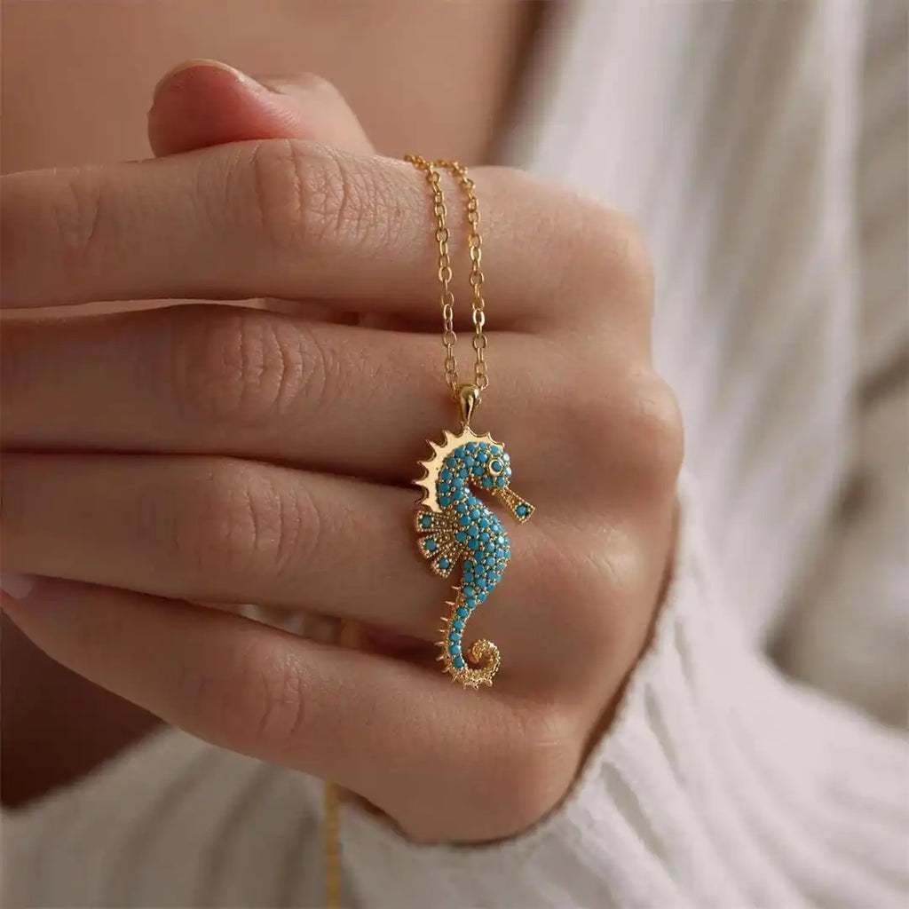 Collar con colgante de caballito de mar dorado y turquesa