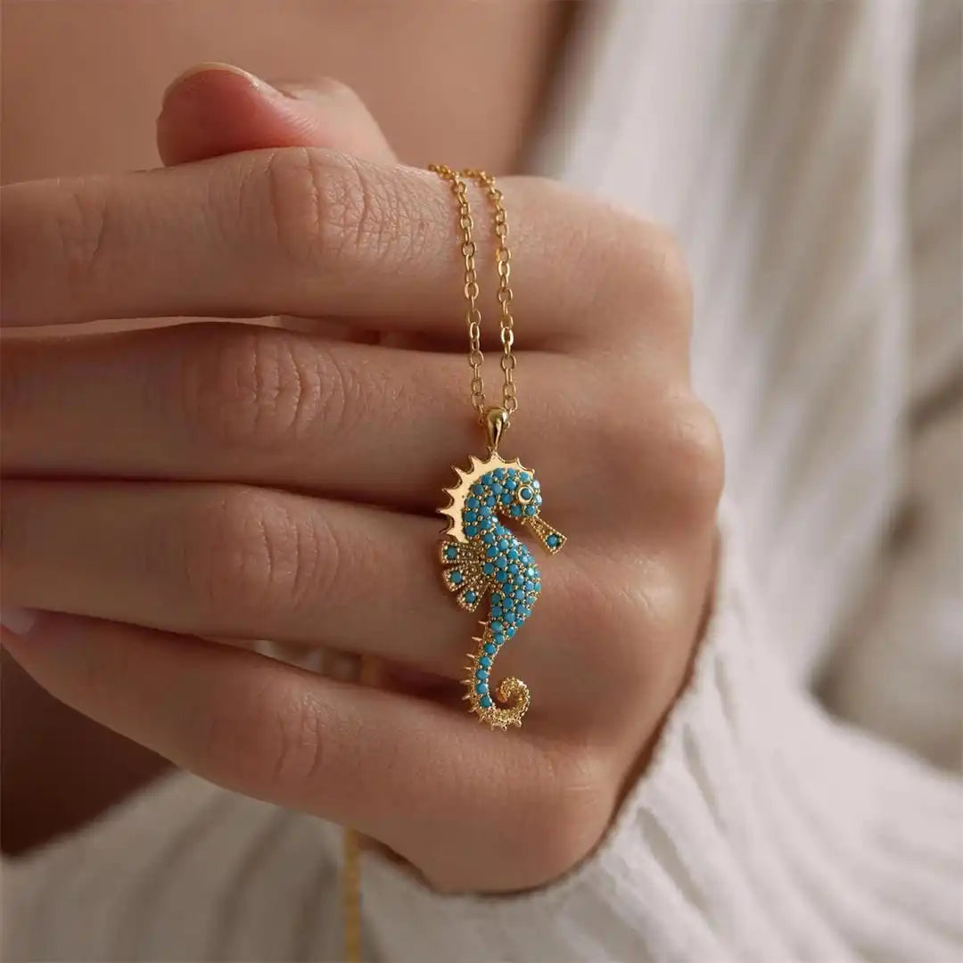 Collar con colgante de caballito de mar dorado y turquesa