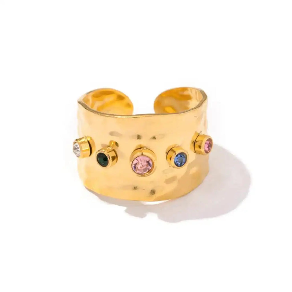 Anillo ajustable ancho martillado con cristales de arcoíris