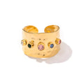 Anillo ajustable ancho martillado con cristales de arcoíris