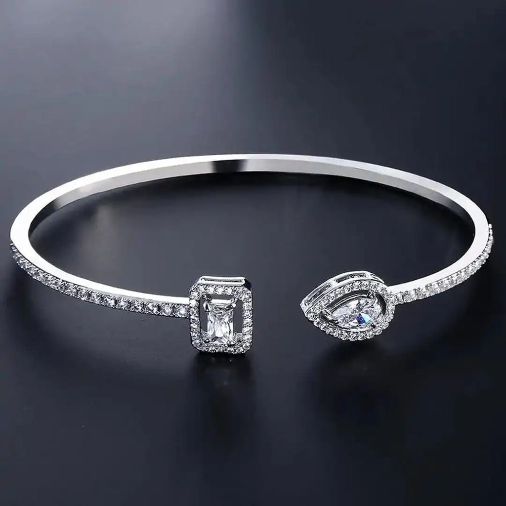 Pulsera de puño abierto con dos piedras de oro