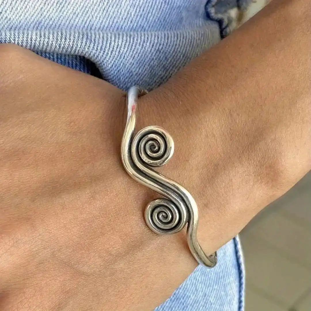 Pulsera de puño doble espiral clásica de plata