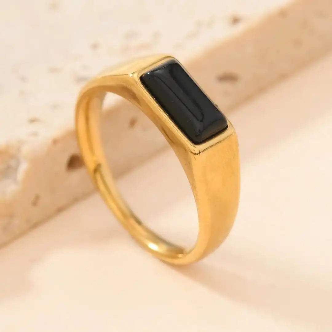 Anillos de oro con piedras preciosas rectangulares elegantes