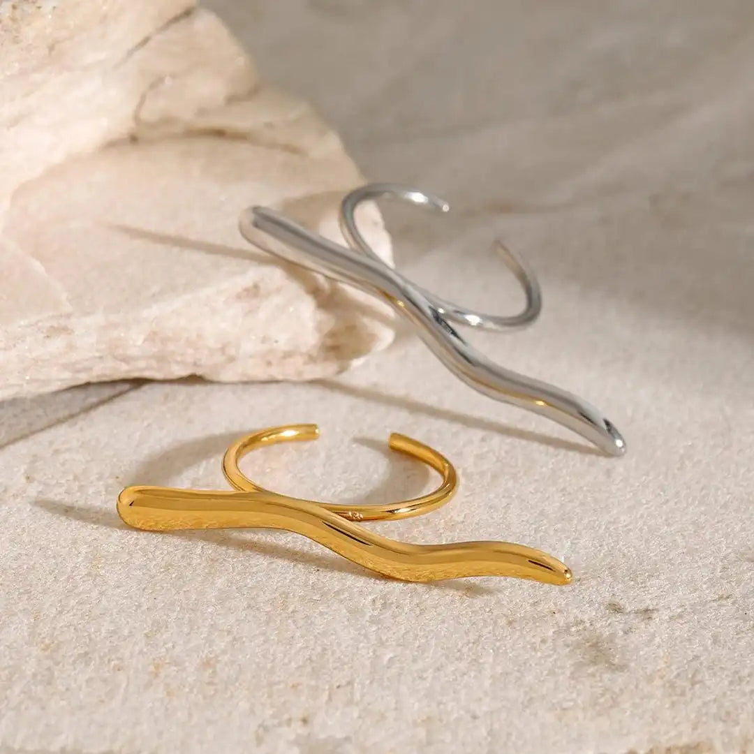 Anillo minimalista de rama dorada