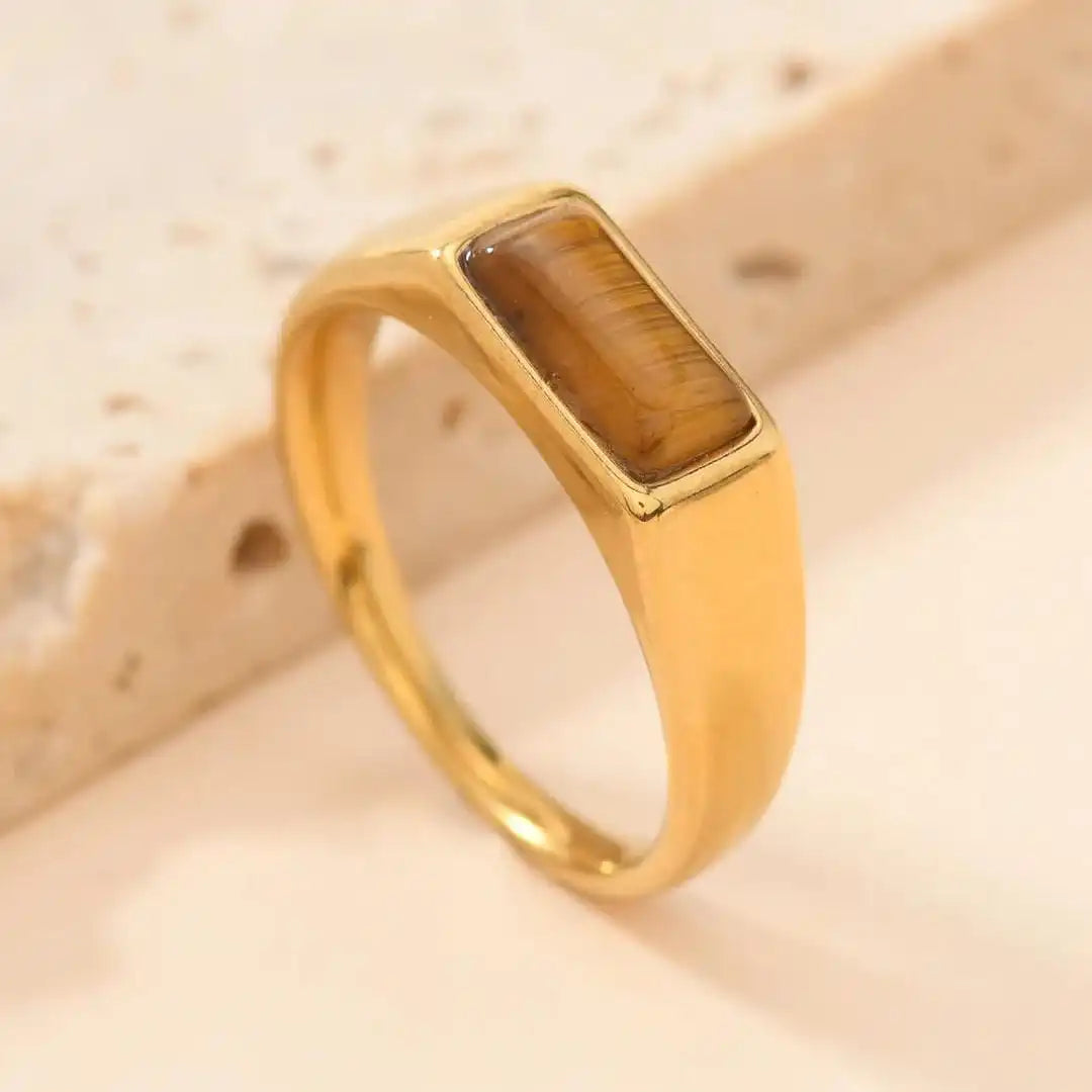 Anillos de oro con piedras preciosas rectangulares elegantes