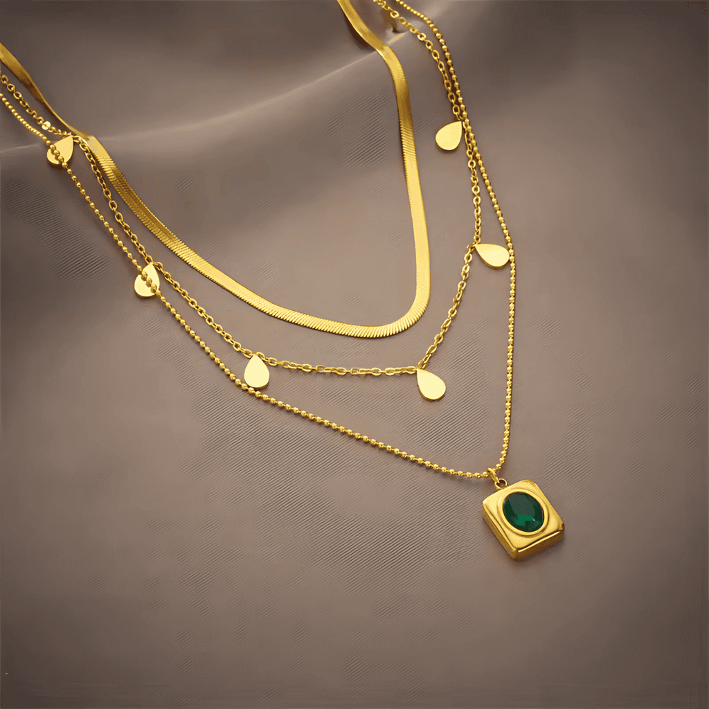 Elegante collar de esmeraldas en capas