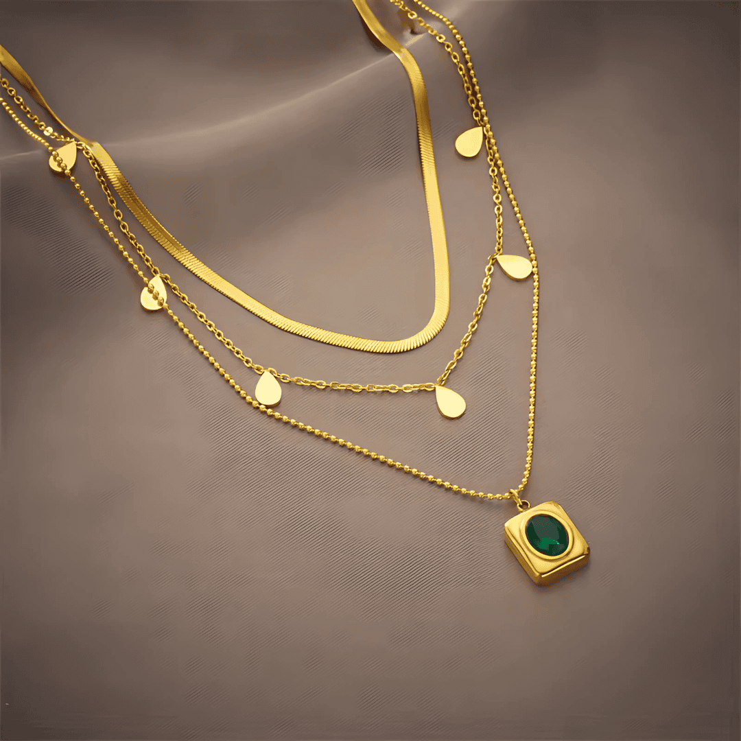 Elegante collar de esmeraldas en capas