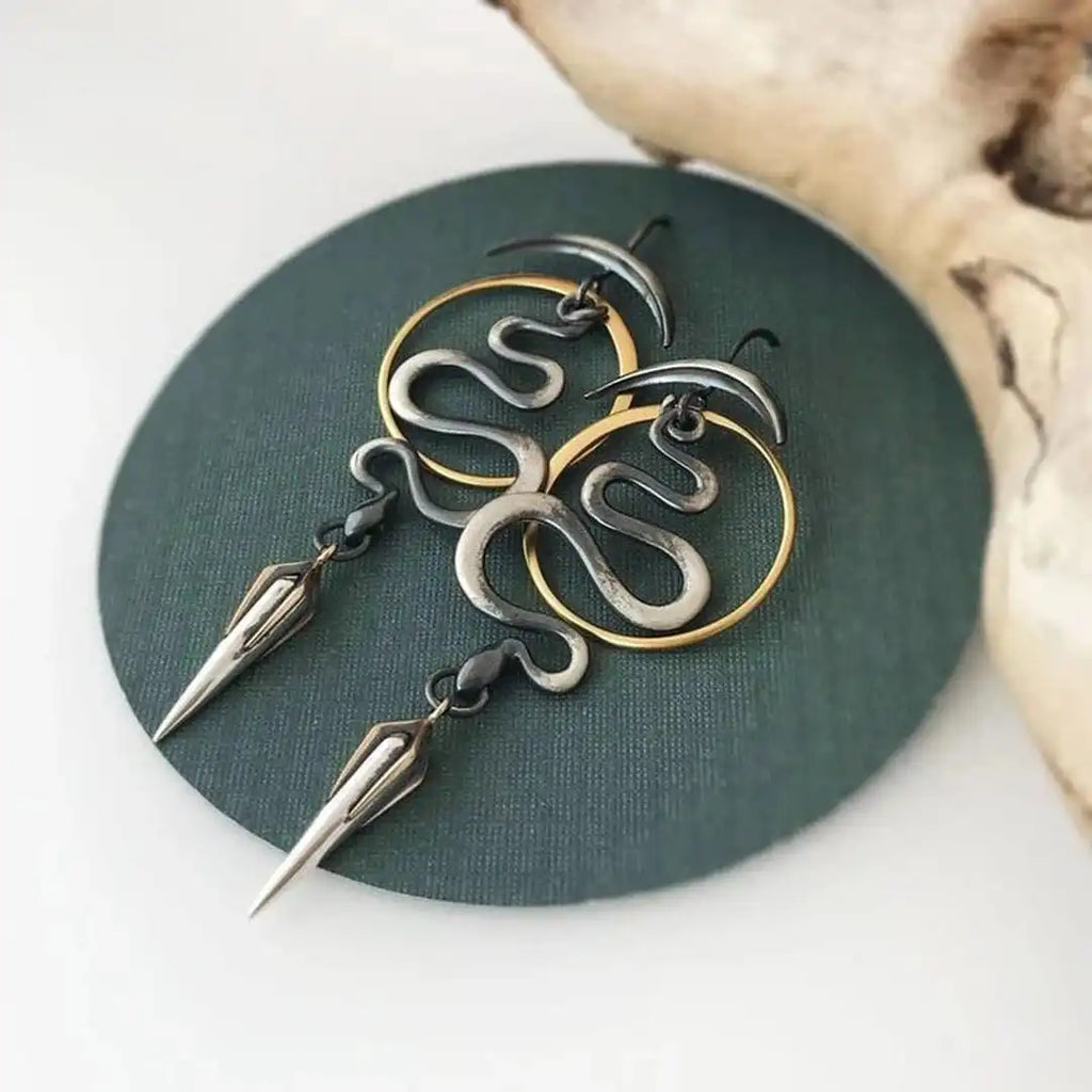Pendientes largos de serpiente en metales mixtos clásicos