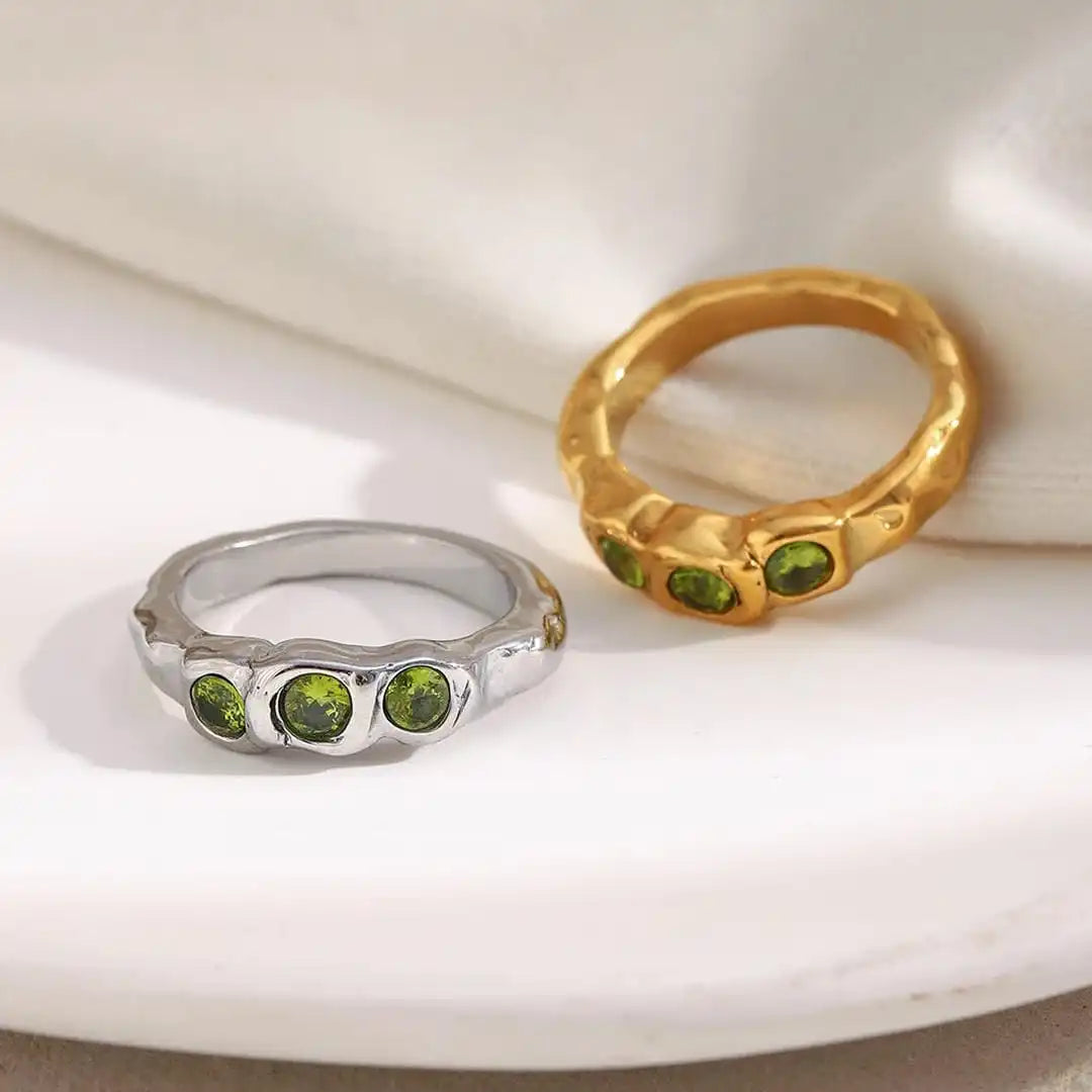 Anillo vintage de piedras preciosas con incrustaciones doradas