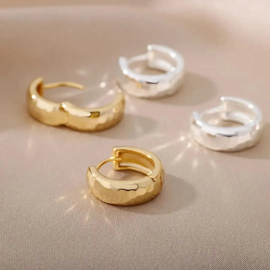 Pendientes de aro atemporales de oro escultural