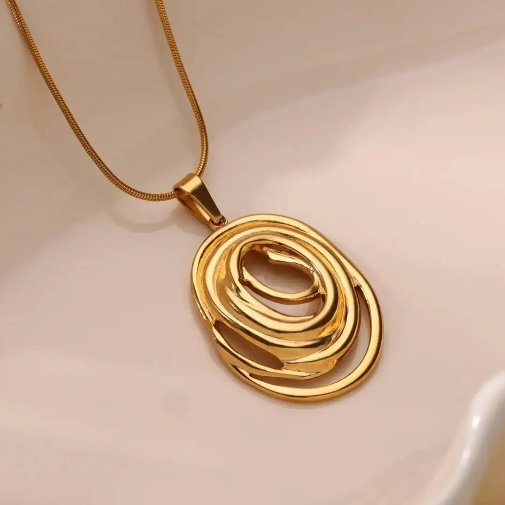 Collar oval geométrico hueco en oro y plata