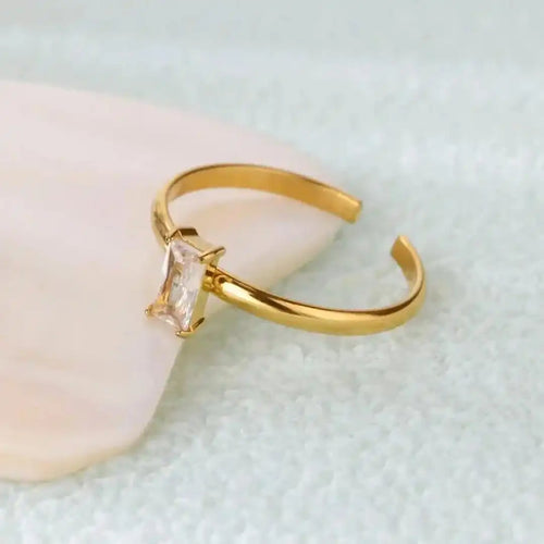 Anillo dorado ajustable y delicado con gema de colores
