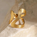 Exquisito Anillo con Cuentas Doradas