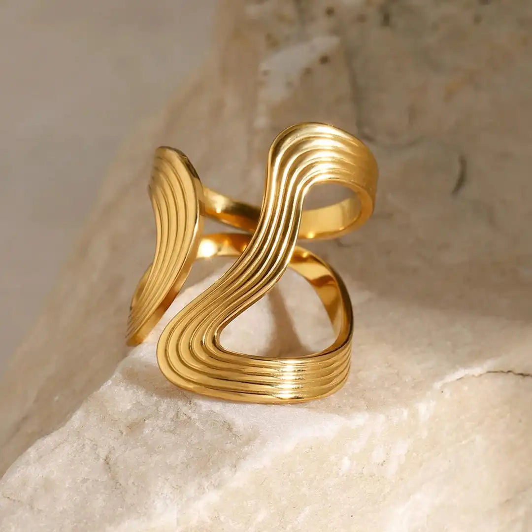 Exquisito Anillo con Cuentas Doradas