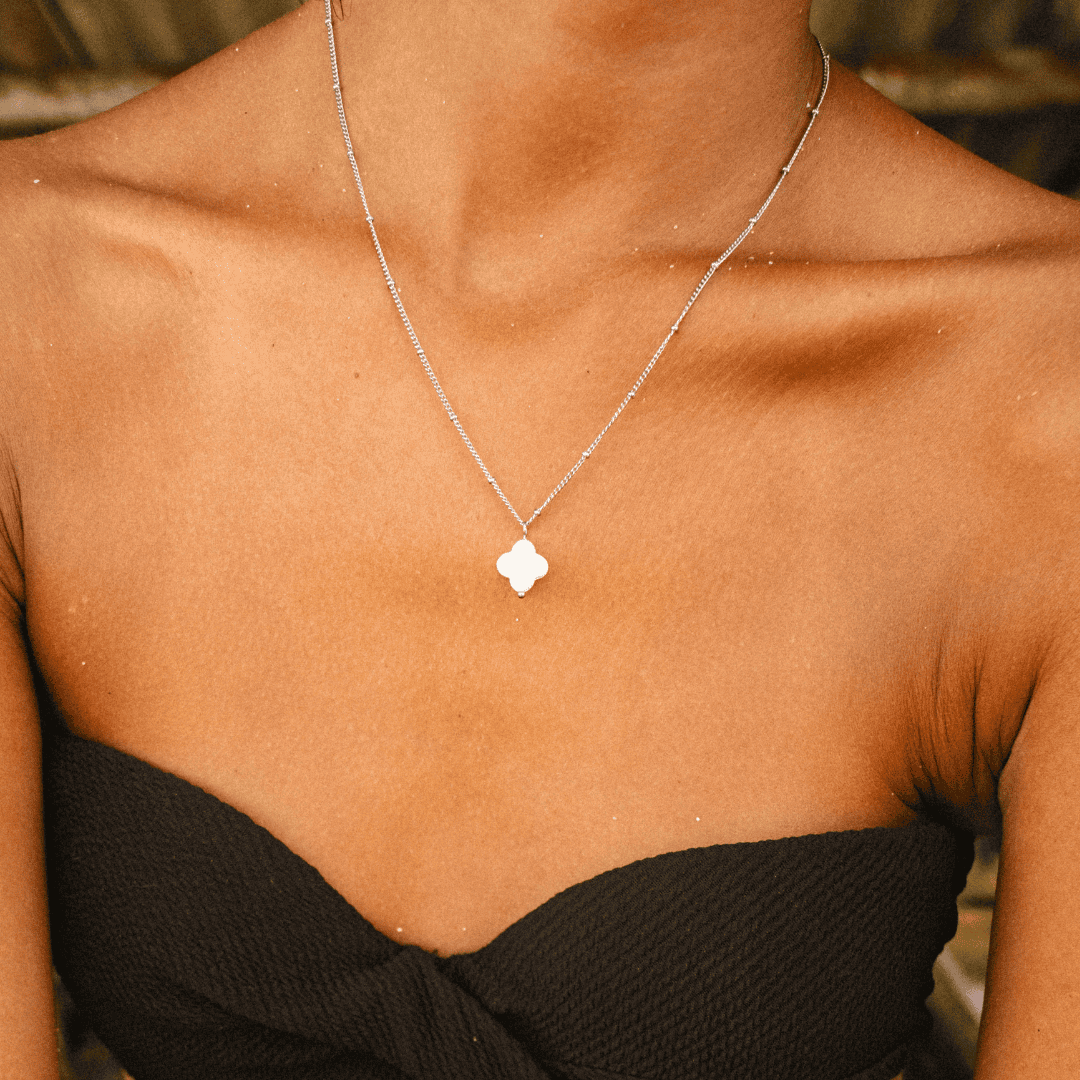 Collar con colgante de azulejo de verano