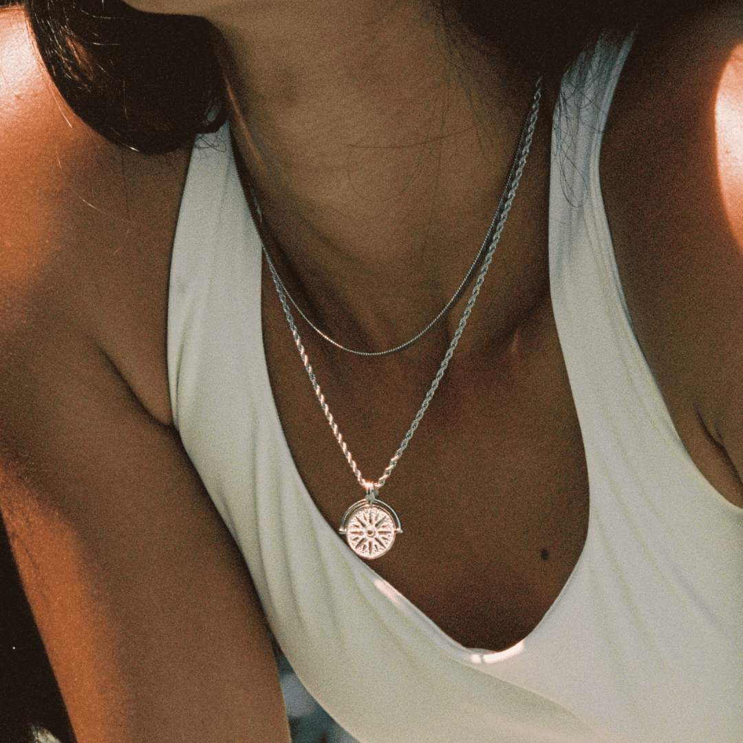 Collar con colgante de sol en plata u oro