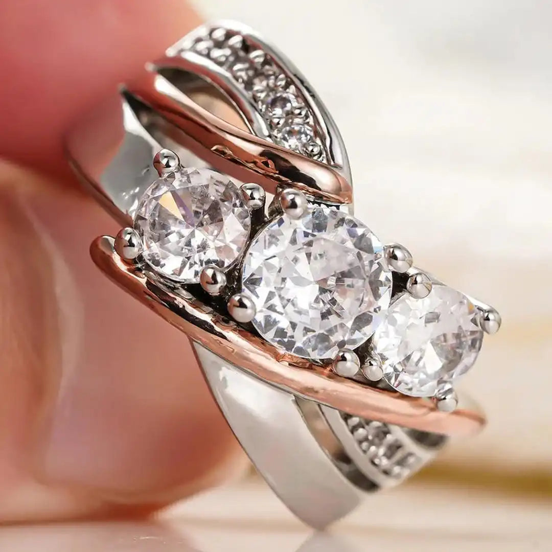 Anillo de circonita tridimensional de oro y plata
