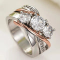 Anillo de circonita tridimensional de oro y plata