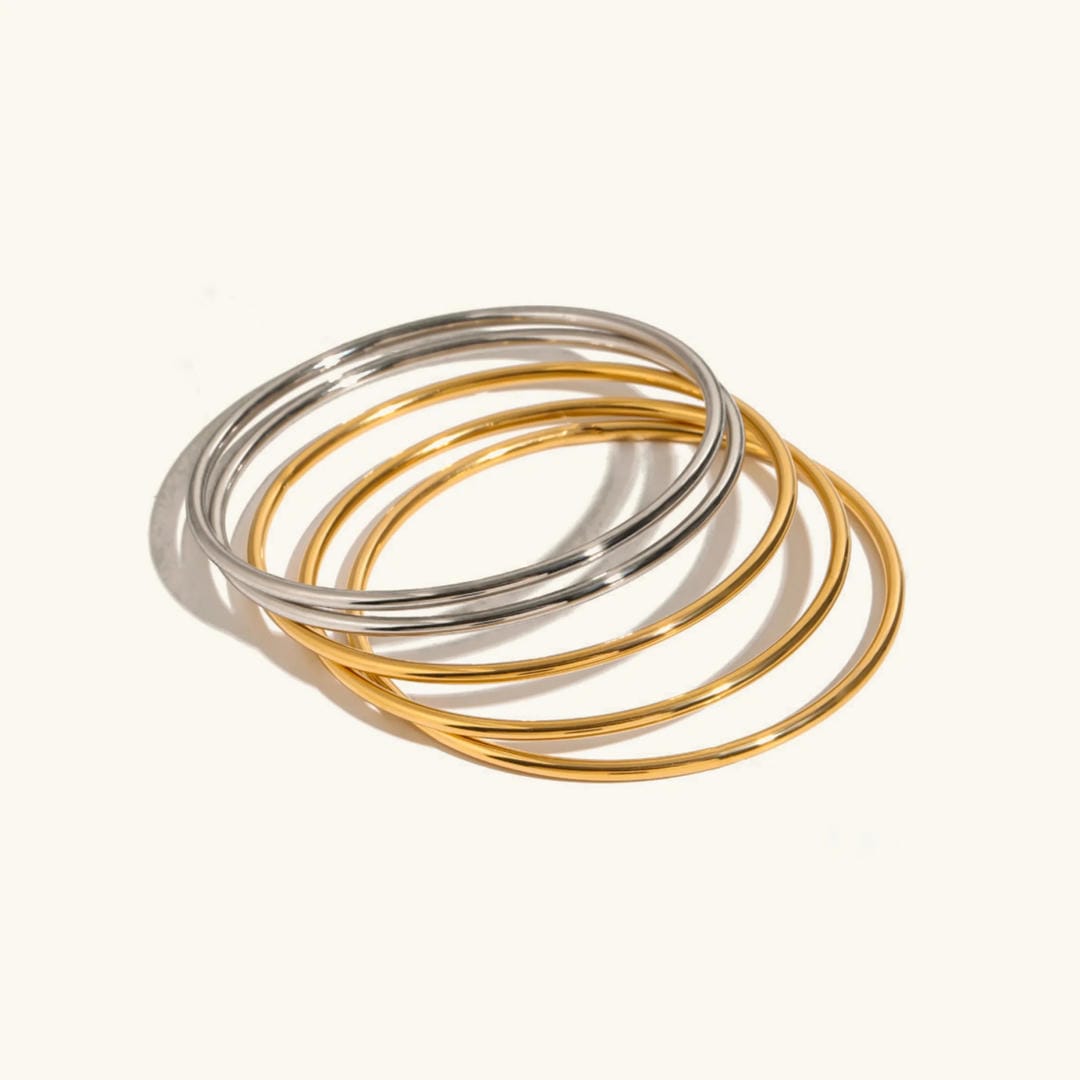 Deslumbrante juego de pulseras apilables de oro