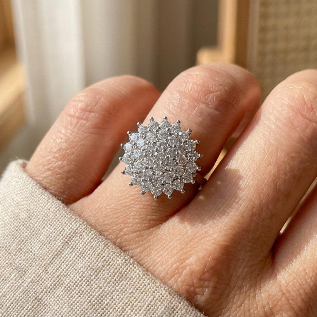 Anillo llamativo con halo de cristales en racimo