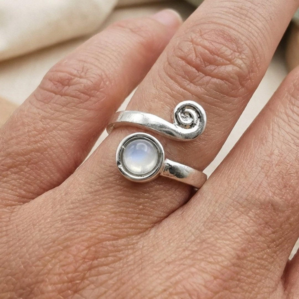 Anillo ajustable de espiral de plata con piedra lunar