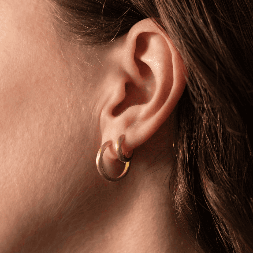 Juego de 2 pares de aros minimalistas de oro cepillado