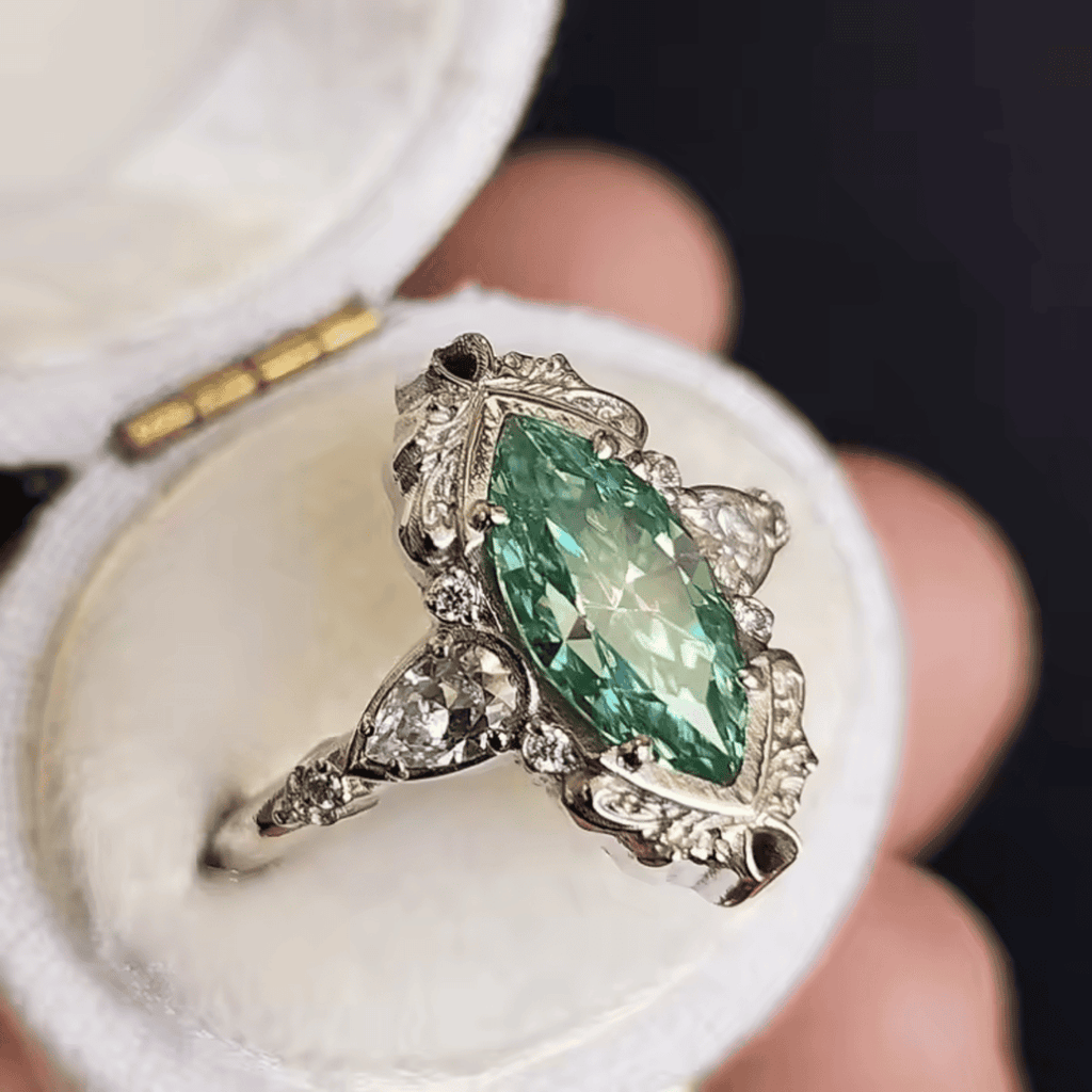 Anillo de Marquesa de Esmeralda con Halo