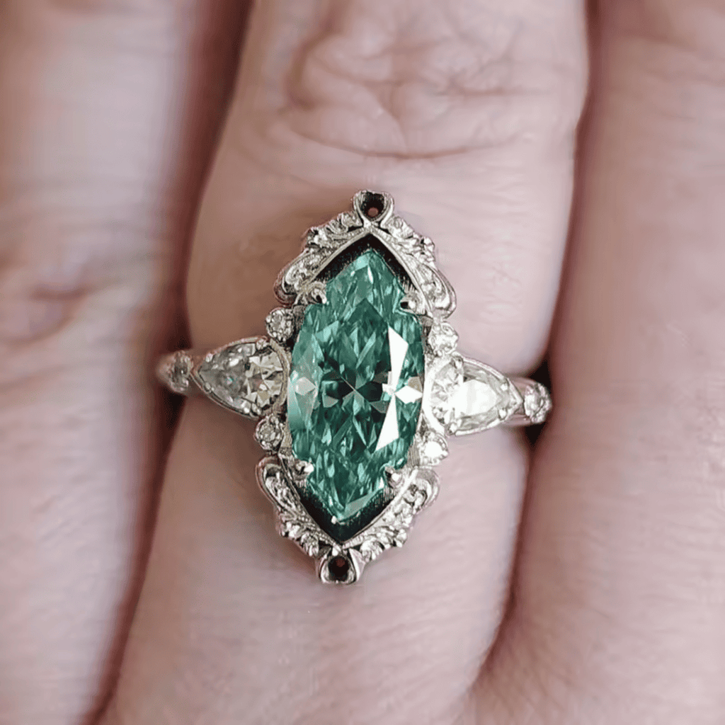 Anillo de Marquesa de Esmeralda con Halo