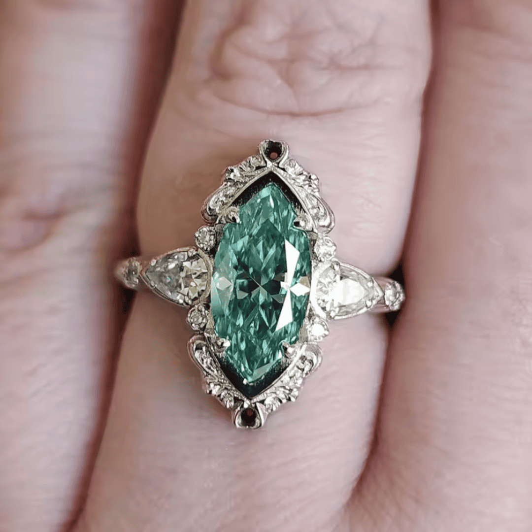 Anillo de Marquesa de Esmeralda con Halo