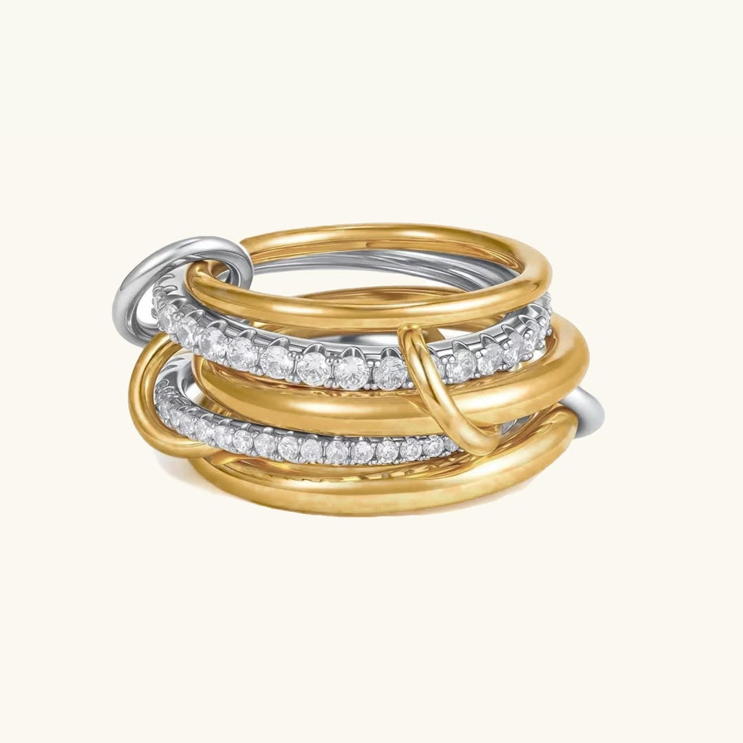 Elegante Anillo de Oro con Cristales Apilados