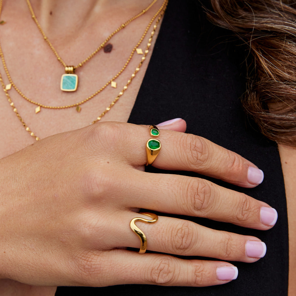 Anillo Envolvente Vintage con Esmeralda Verde