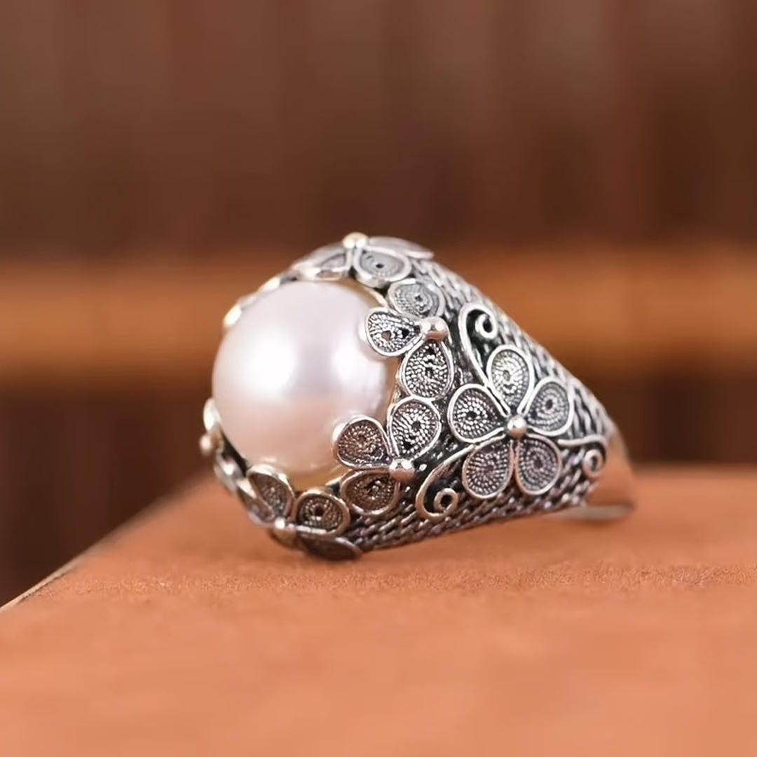 Anillo de cúpula de piedra lunar con filigrana floral