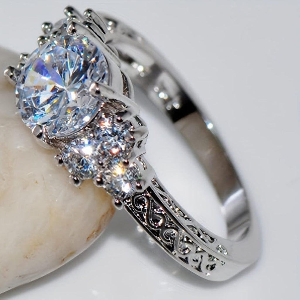 Anillo vintage de filigrana con tres piedras