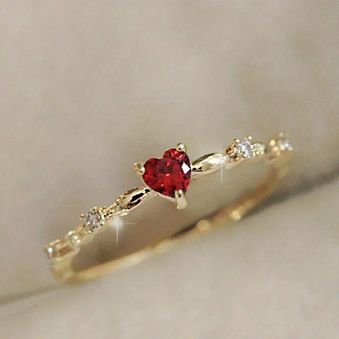 Anillo de rubí con corazón pequeño