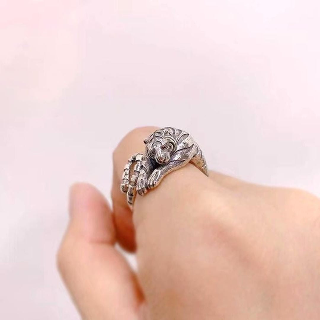 Anillo ajustable abrazo de tigre