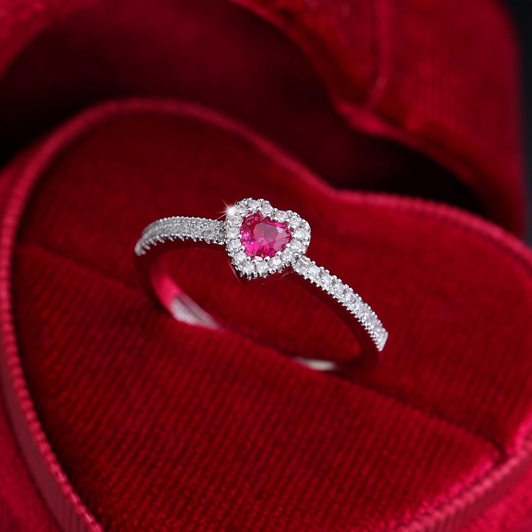 Anillo de promesa de cristal con halo de corazón