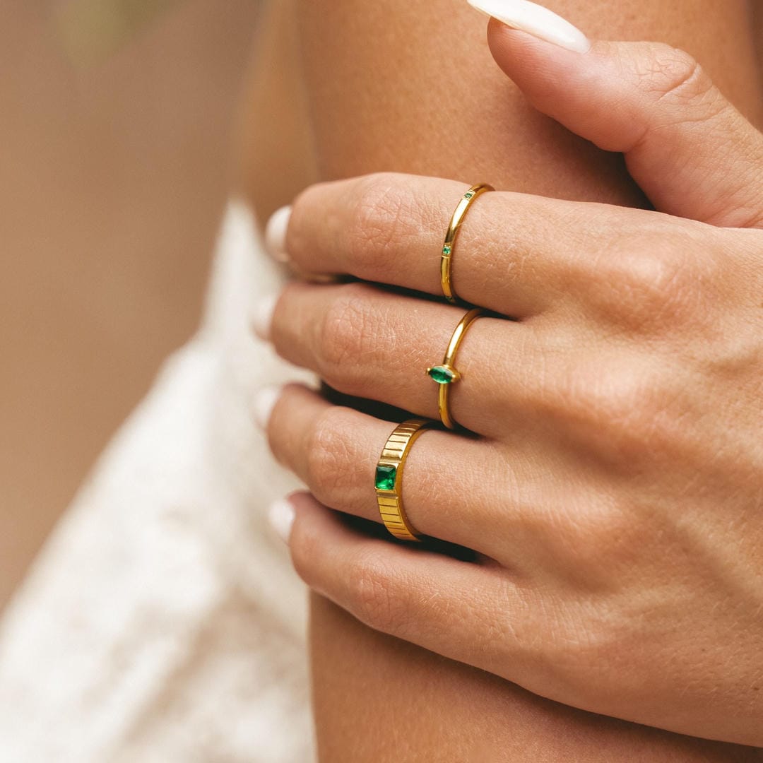 Anillo llamativo de esmeralda intenso