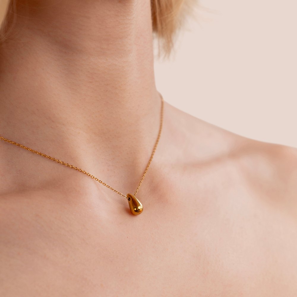 Collar Amara con Gota Dorada