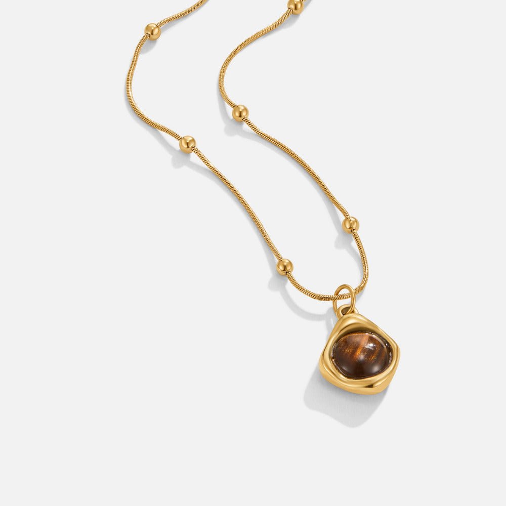 Collar con colgante de piedra de ámbar
