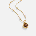 Collar con colgante de piedra de ámbar