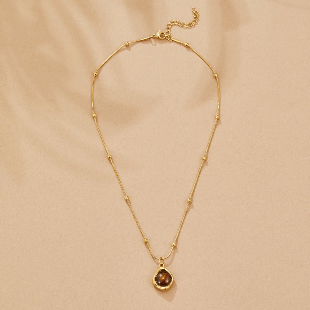 Collar con colgante de piedra de ámbar