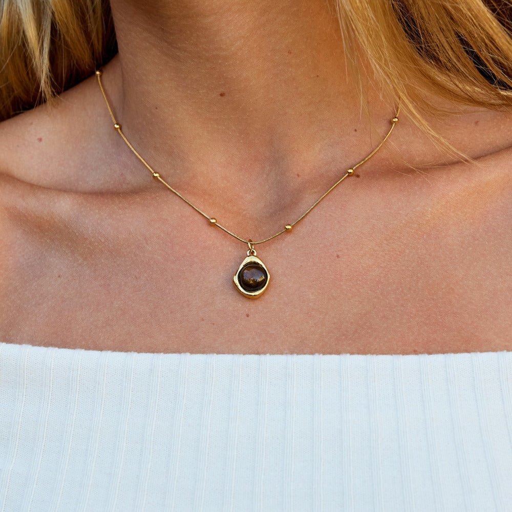 Collar con colgante de piedra de ámbar