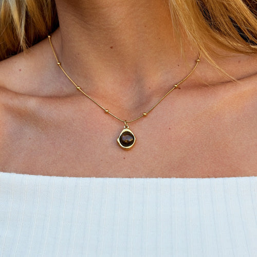 Collar con colgante de piedra de ámbar