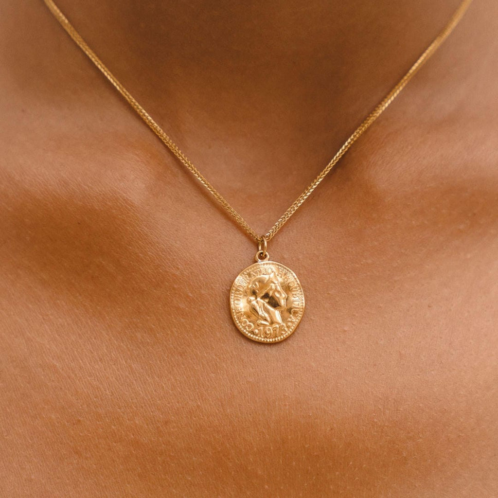 Elegante collar de moneda antigua