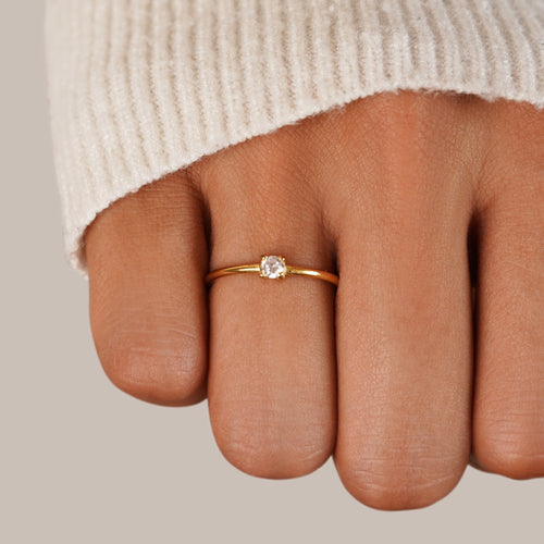 Anillo de oro de 18 quilates con la piedra de nacimiento de abril