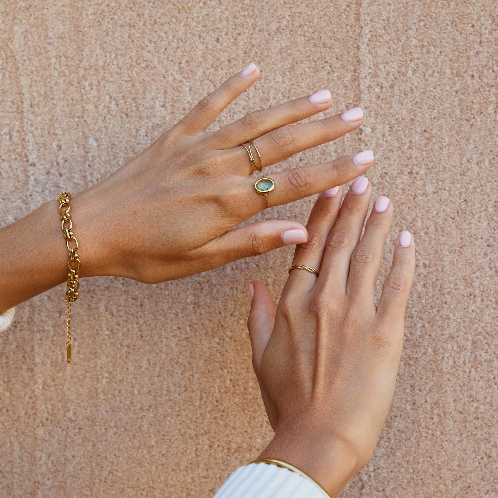 Anillo de oro con cristal de aguamarina