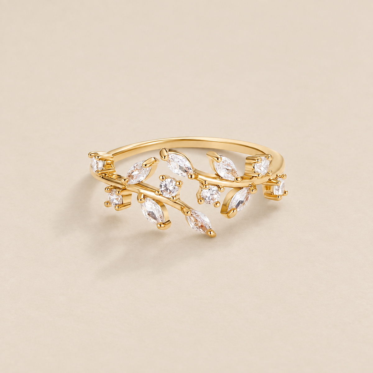 Anillo de enredadera con cristales y baño de oro de 18K