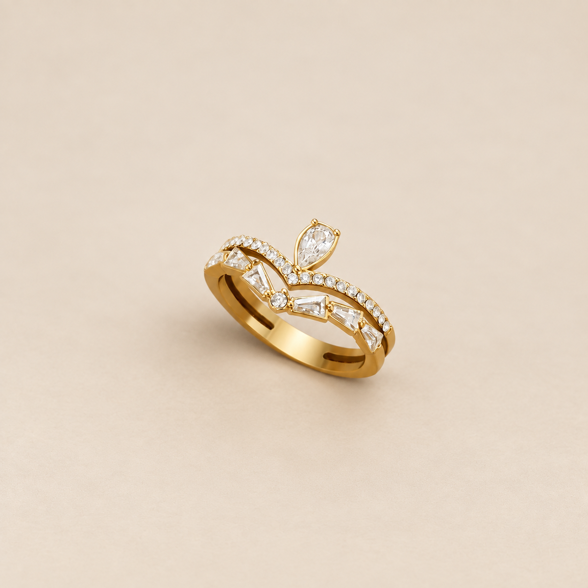 Anillo con cristales Lilly y baño de oro de 18K