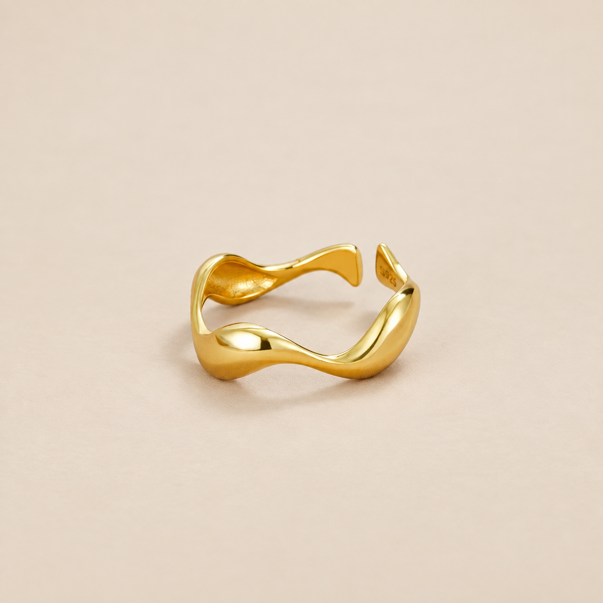Anillo Ola con baño de oro de 18K