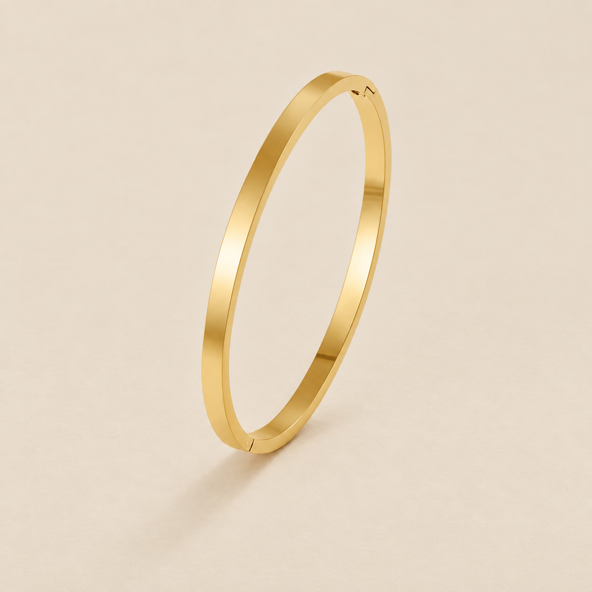 Brazalete dorado de brillo atemporal